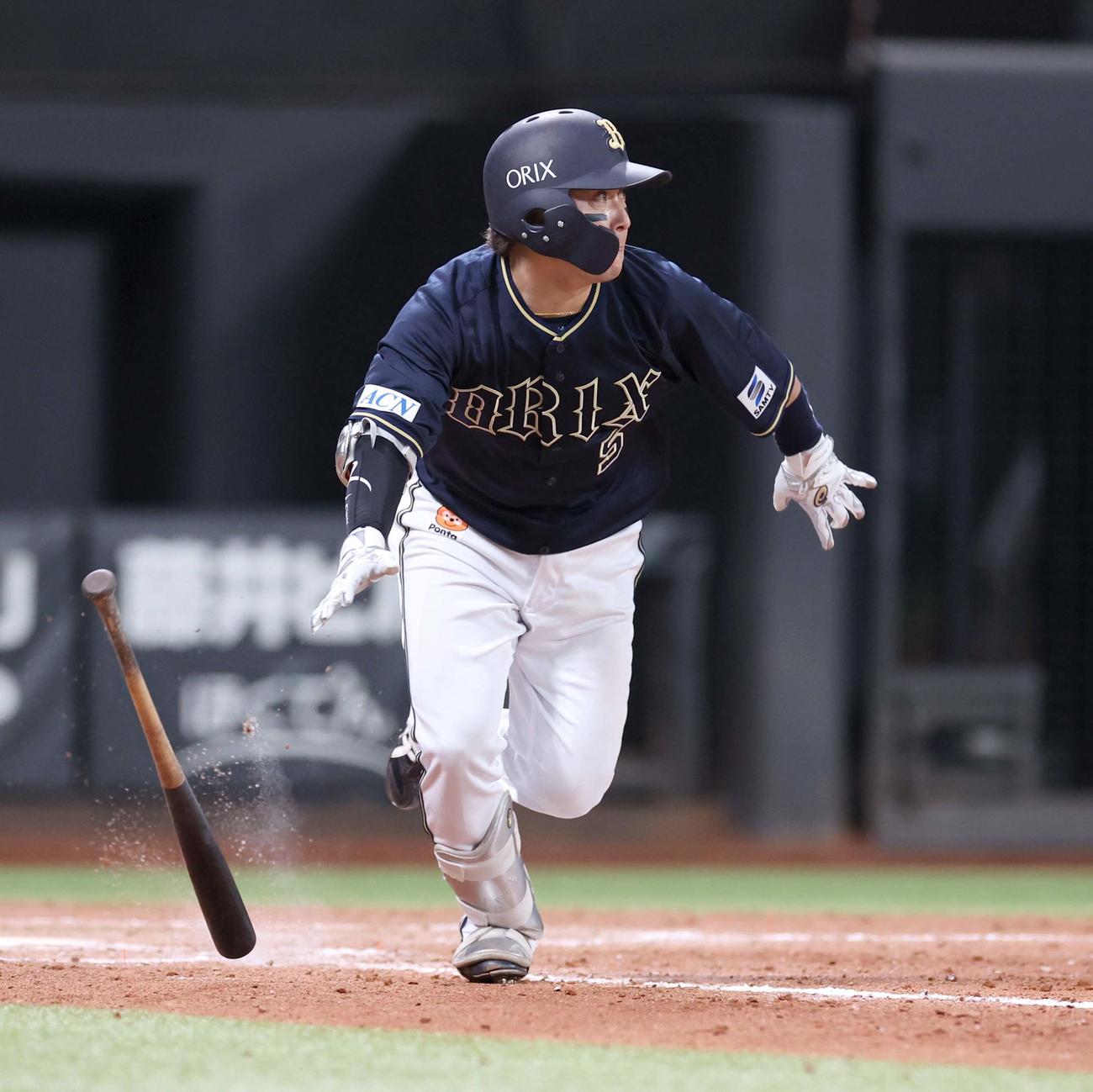 日本ハム対オリックス　5回表オリックス2死一、三塁、中前適時打を放つ西野（撮影・黒川智章）