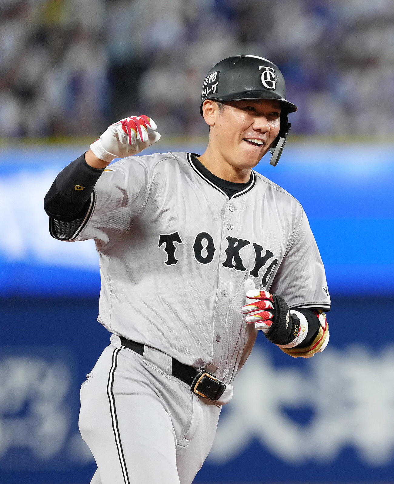 坂本勇人は勝ち越し本塁打を放ち笑顔（撮影・足立雅史）