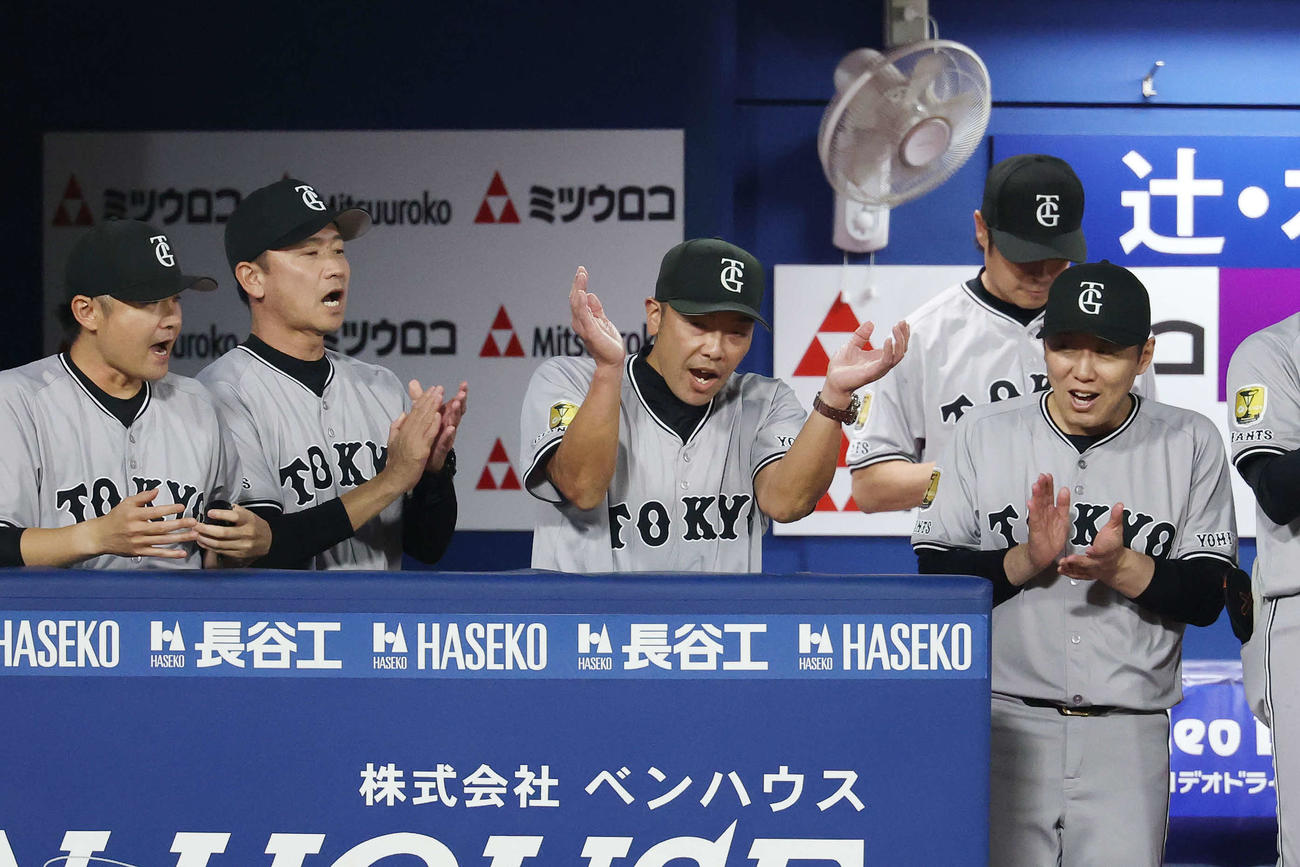 DeNA対巨人　勝利し手をたたく巨人阿部監督（中央）（撮影・宮地輝）