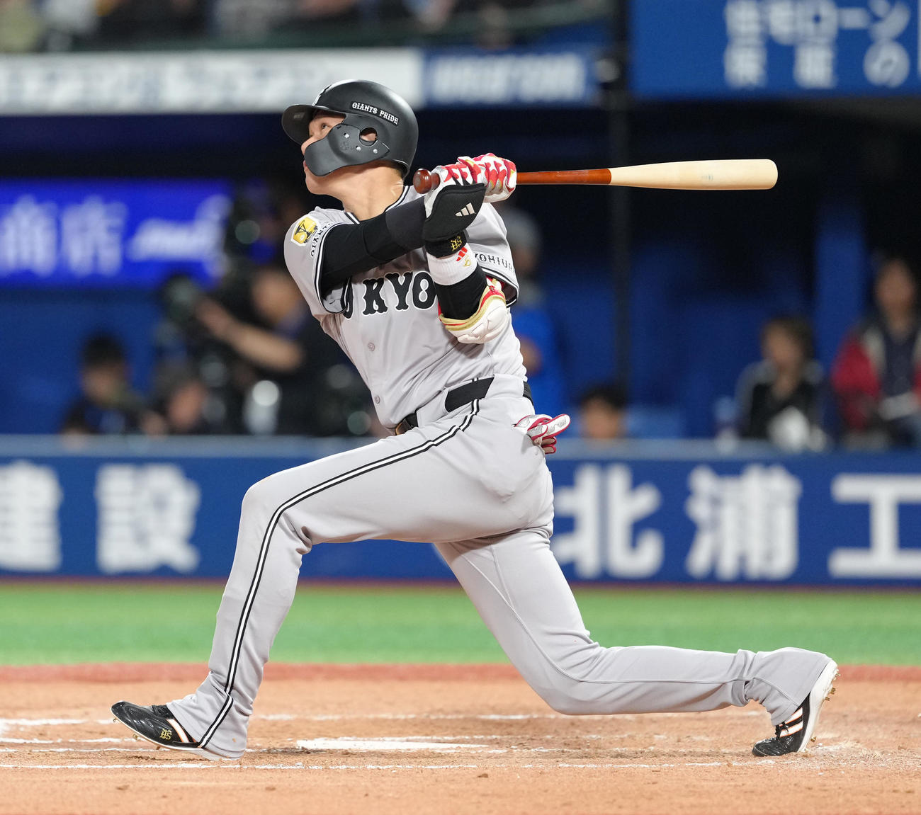 DeNA対巨人　11回表巨人無死、坂本は勝ち越し本塁打を放つ（撮影・足立雅史）