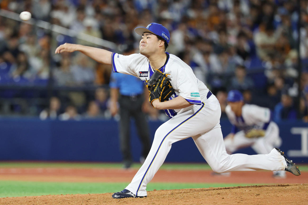 DeNA対巨人　DeNA4番手の伊勢（撮影・宮地輝）