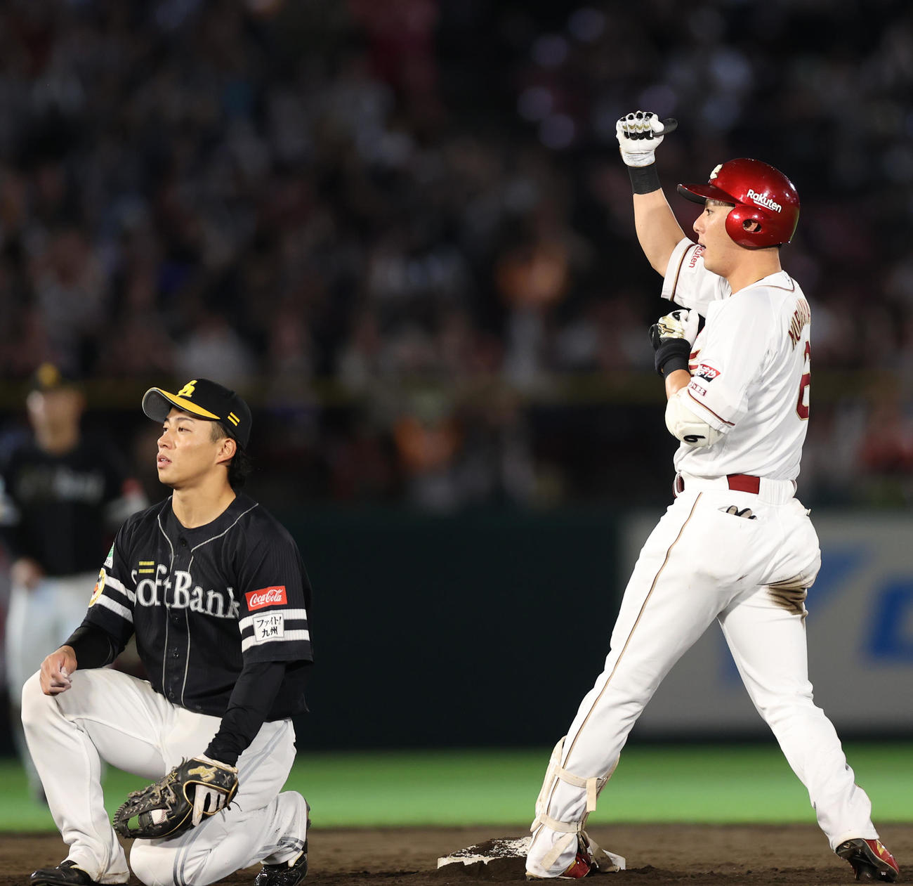 楽天対ソフトバンク　5回裏楽天2死二塁、適時打を放ちガッツポーズする村林（撮影・水谷安孝）