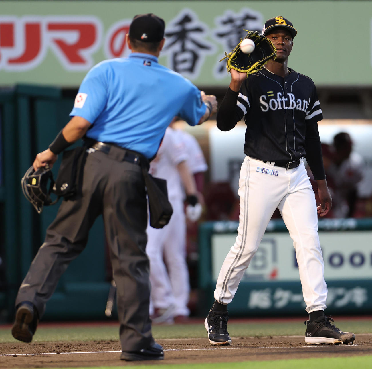 楽天対ソフトバンク　2回裏楽天1死一、二塁、入江に適時打を浴び球審からボールを受け取るモイネロ（撮影・水谷安孝）