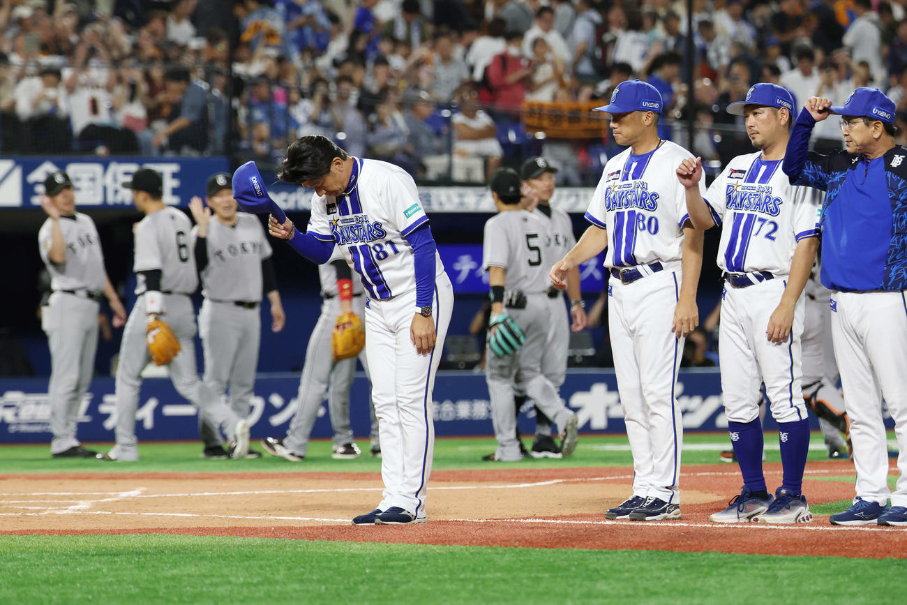 DeNA対巨人　敗れてあいさつするDeNA三浦監督（撮影・宮地輝）