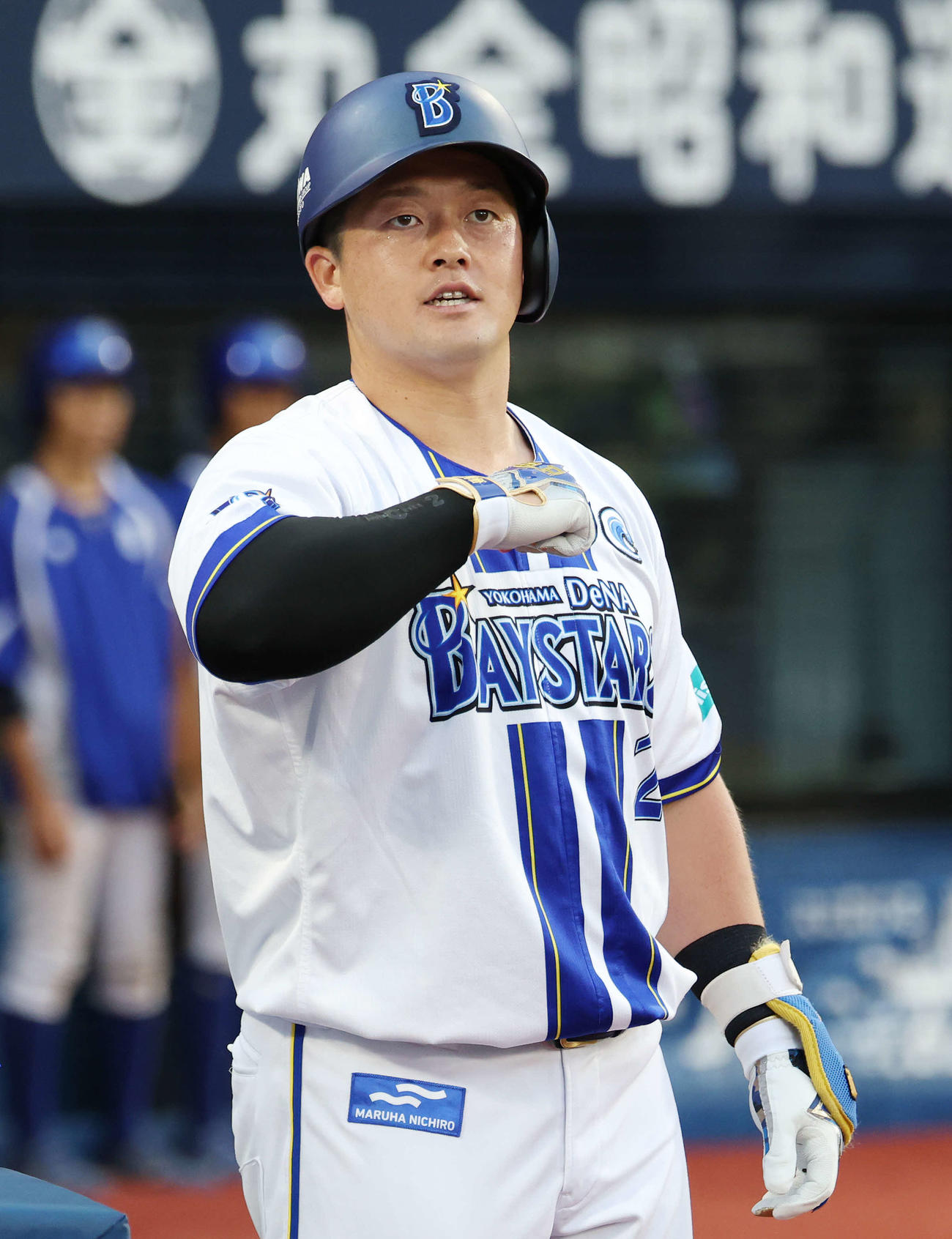 DeNA対巨人　2回裏DeNA無死、左越えソロ本塁打を放ちデスターシャをする牧（撮影・宮地輝）