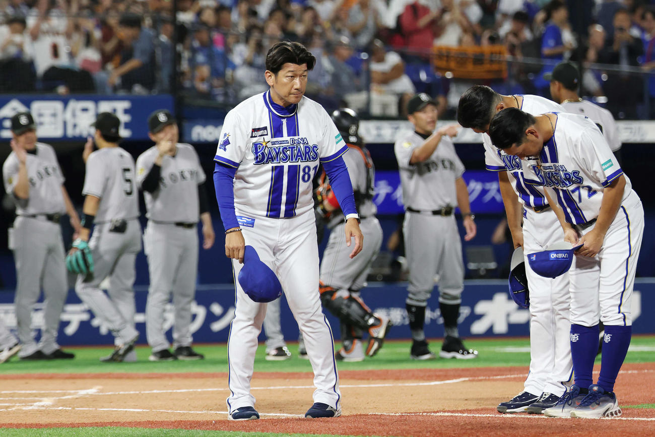 DeNA対巨人　敗れてあいさつするDeNA三浦監督（撮影・宮地輝）