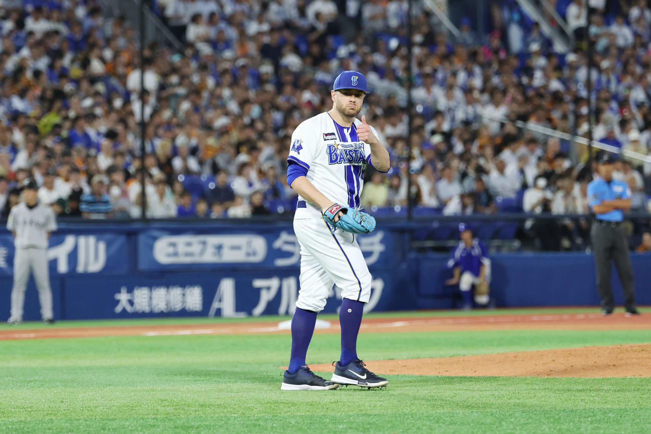 DeNA対巨人　5回表巨人1死、キャベッジを投ゴロに仕留めサムズアップするケイ（撮影・宮地輝）