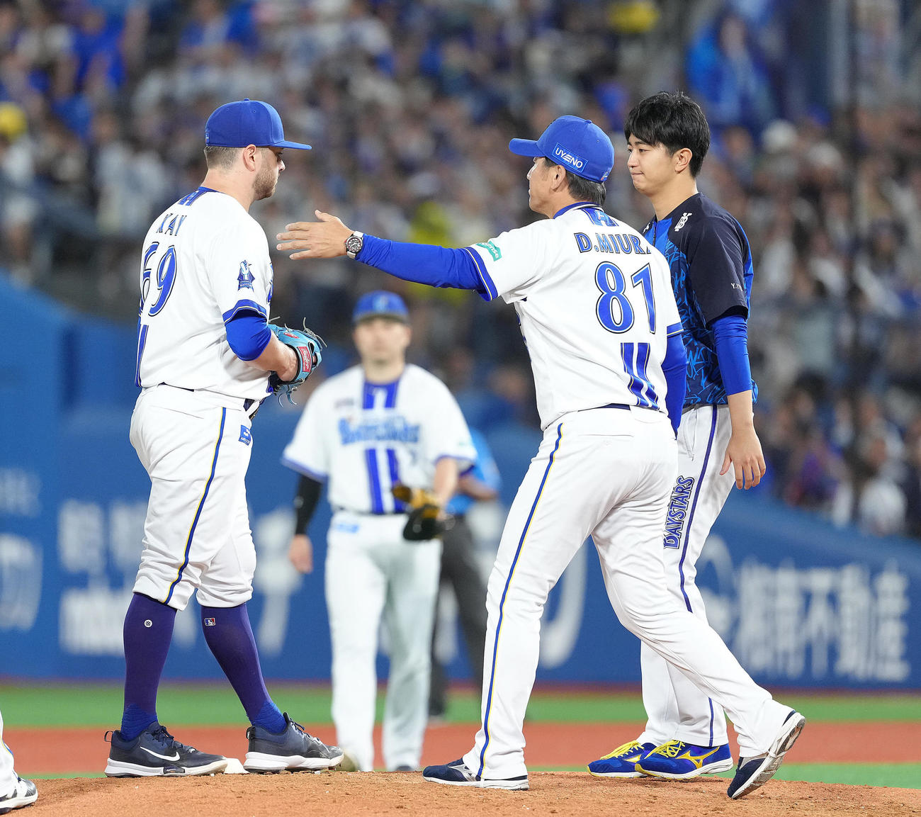 DeNA対巨人　8回、同点打を浴びたDeNAケイ（左）の交代を告げ、マウンドで声をかける三浦監督（撮影・足立雅史）