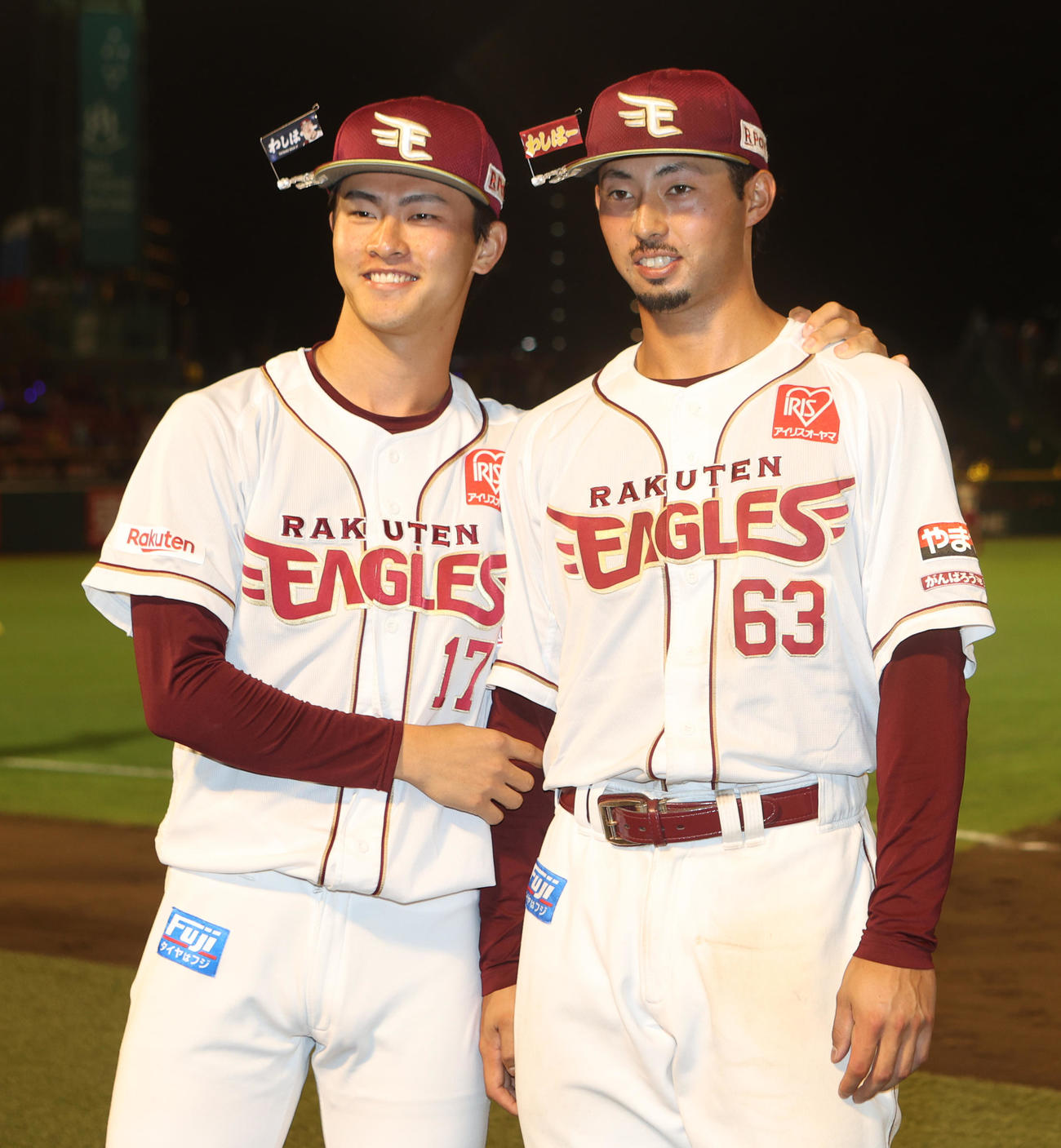 楽天対ソフトバンク　お立ち台で笑顔を見せる古謝（左）と入江（撮影・水谷安孝）