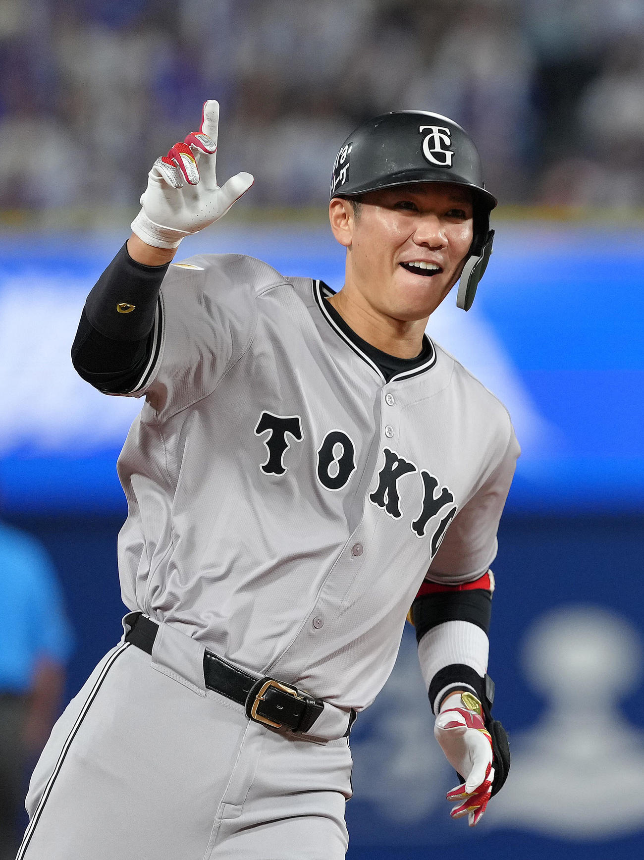 DeNA対巨人　11回表巨人無死、坂本は勝ち越し本塁打を放ち笑顔（撮影・足立雅史）