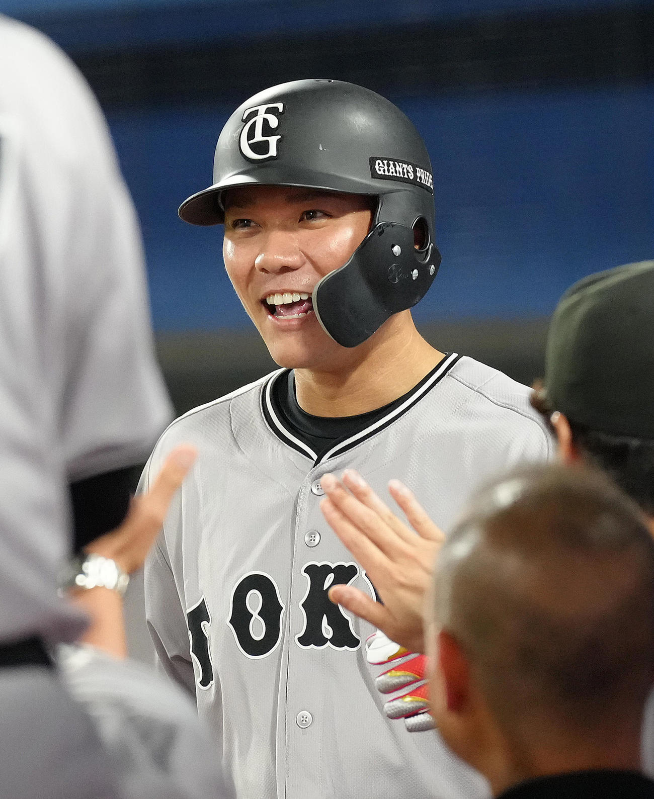 DeNA対巨人　11回表巨人無死、坂本は勝ち越し本塁打を放ち笑顔でタッチを交わす（撮影・足立雅史）