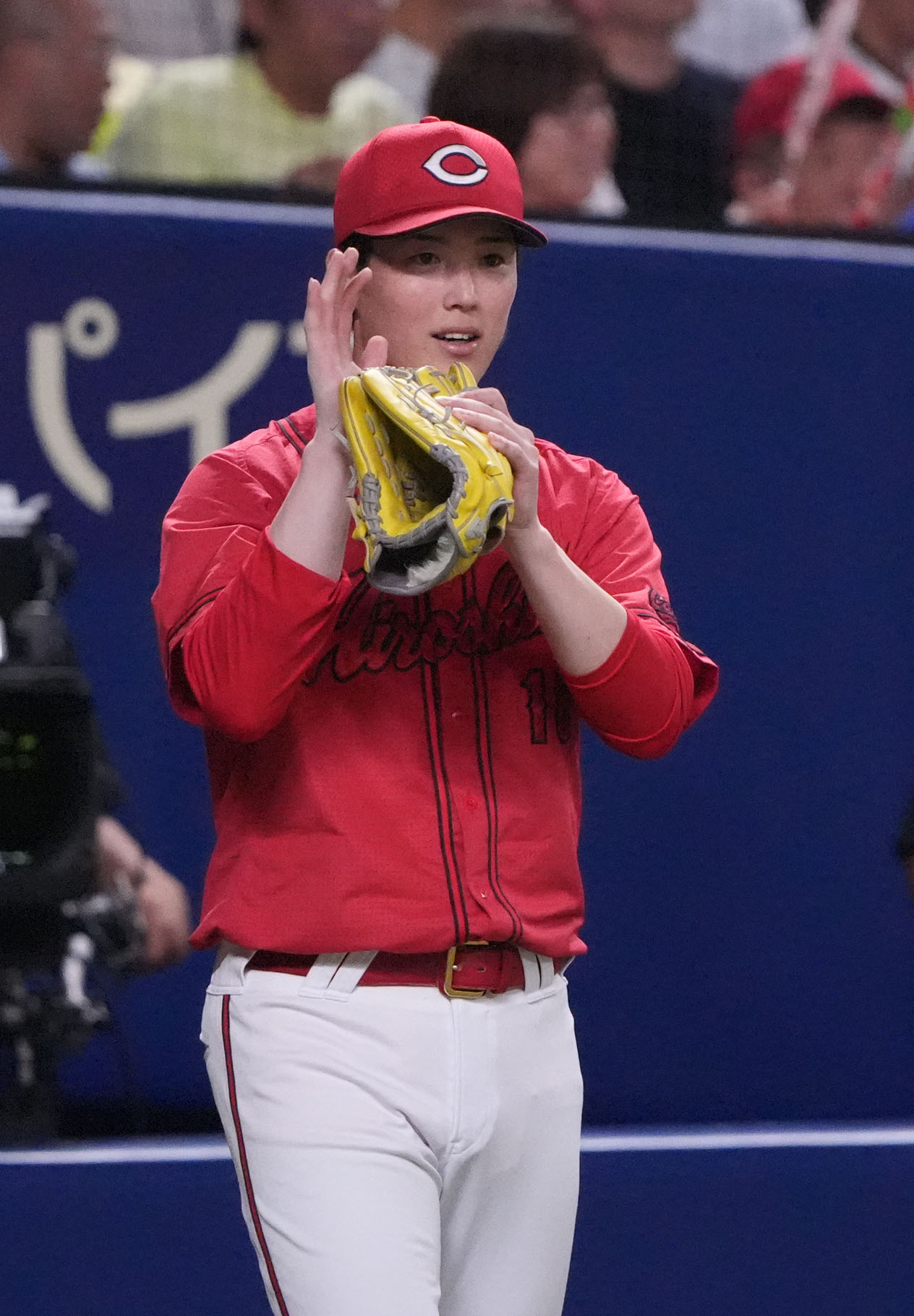 中日対広島　4回終了、グラブを叩きながらベンチ前でナインを迎える森下（撮影・森本幸一）