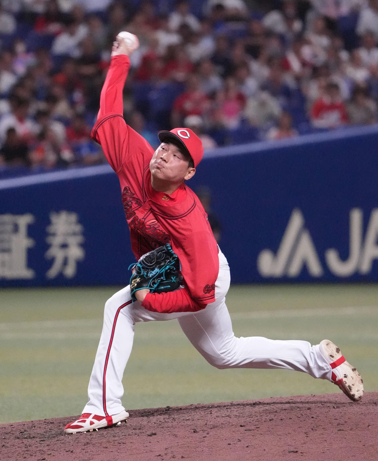 中日対広島　8回裏、広島2番手で登板する栗林（撮影・森本幸一）