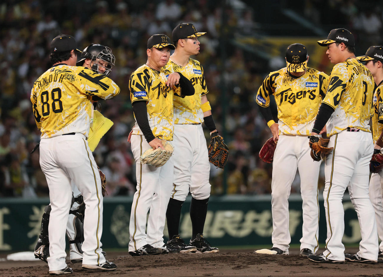 阪神対ヤクルト　2回表ヤクルト2死一、二塁、村上（左から3人目）は岩田の左前打で2点目を失い、激励を受ける（撮影・宮崎幸一)