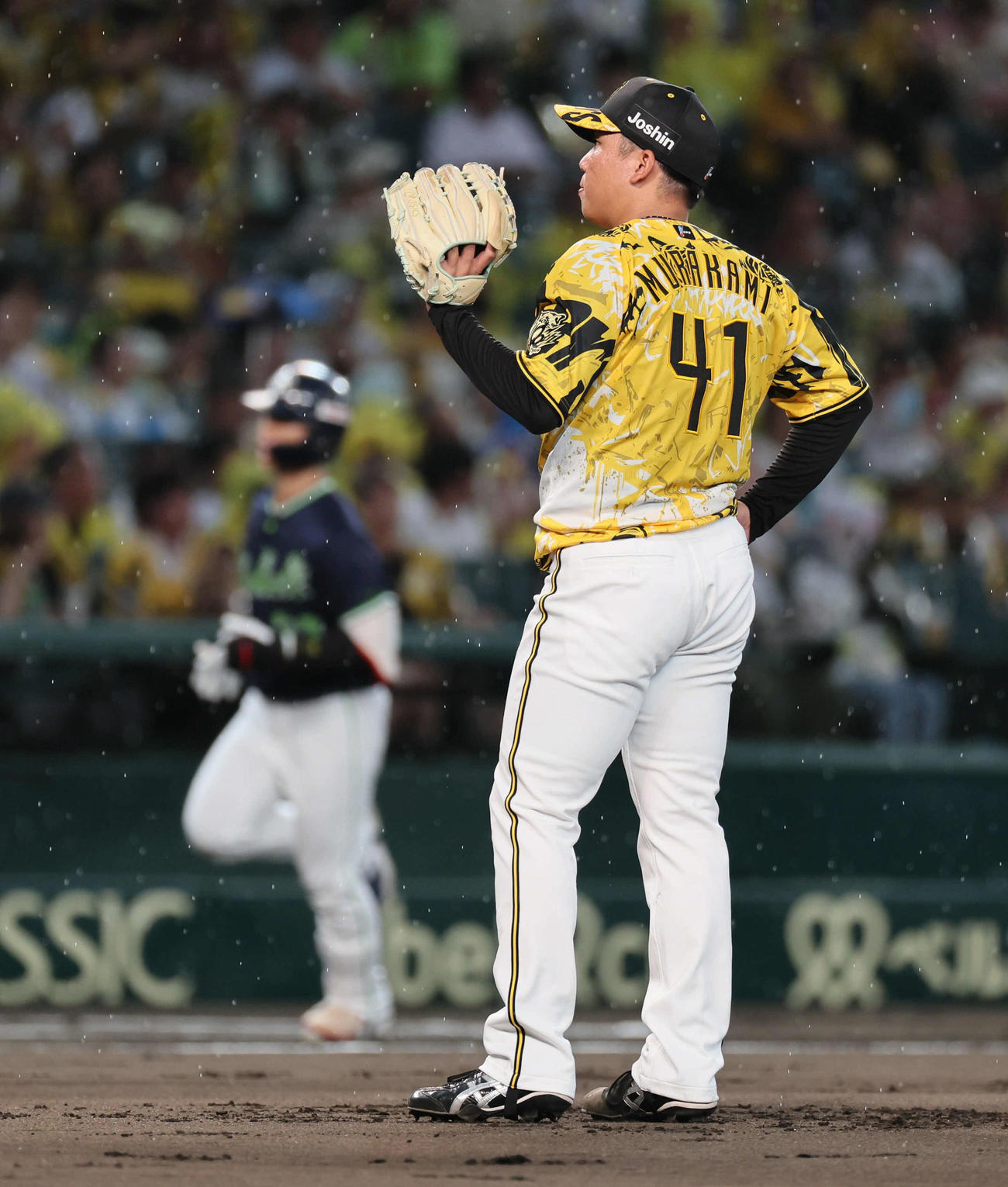 阪神対ヤクルト　2回表ヤクルト2死満塁、村上は内山に左越え満塁本塁打を浴びる（撮影・宮崎幸一)