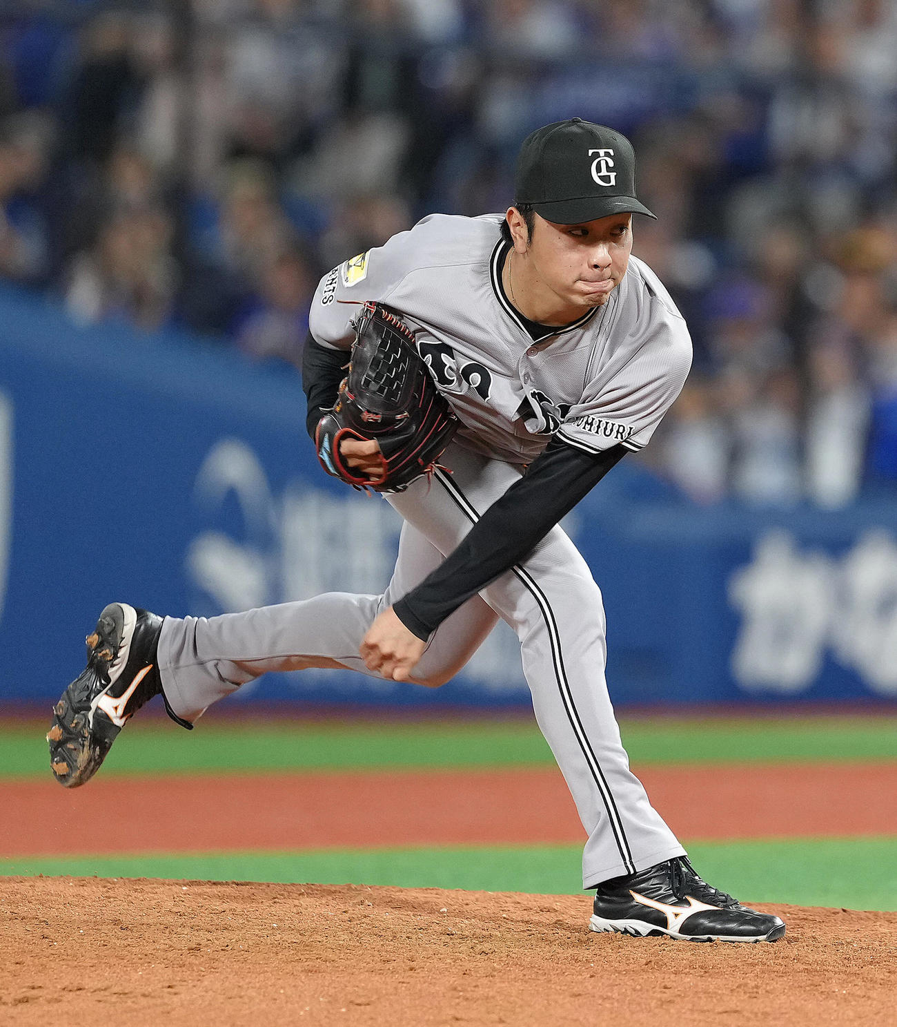 DeNA対巨人　10回から登板した巨人石川（撮影・足立雅史）