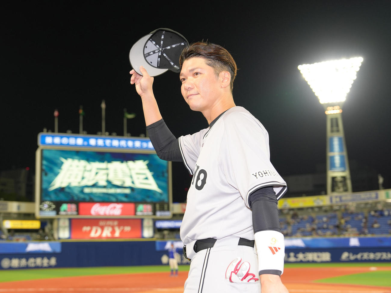 DeNA対巨人　DeNAに勝利し、声援に応える巨人坂本（撮影・足立雅史）
