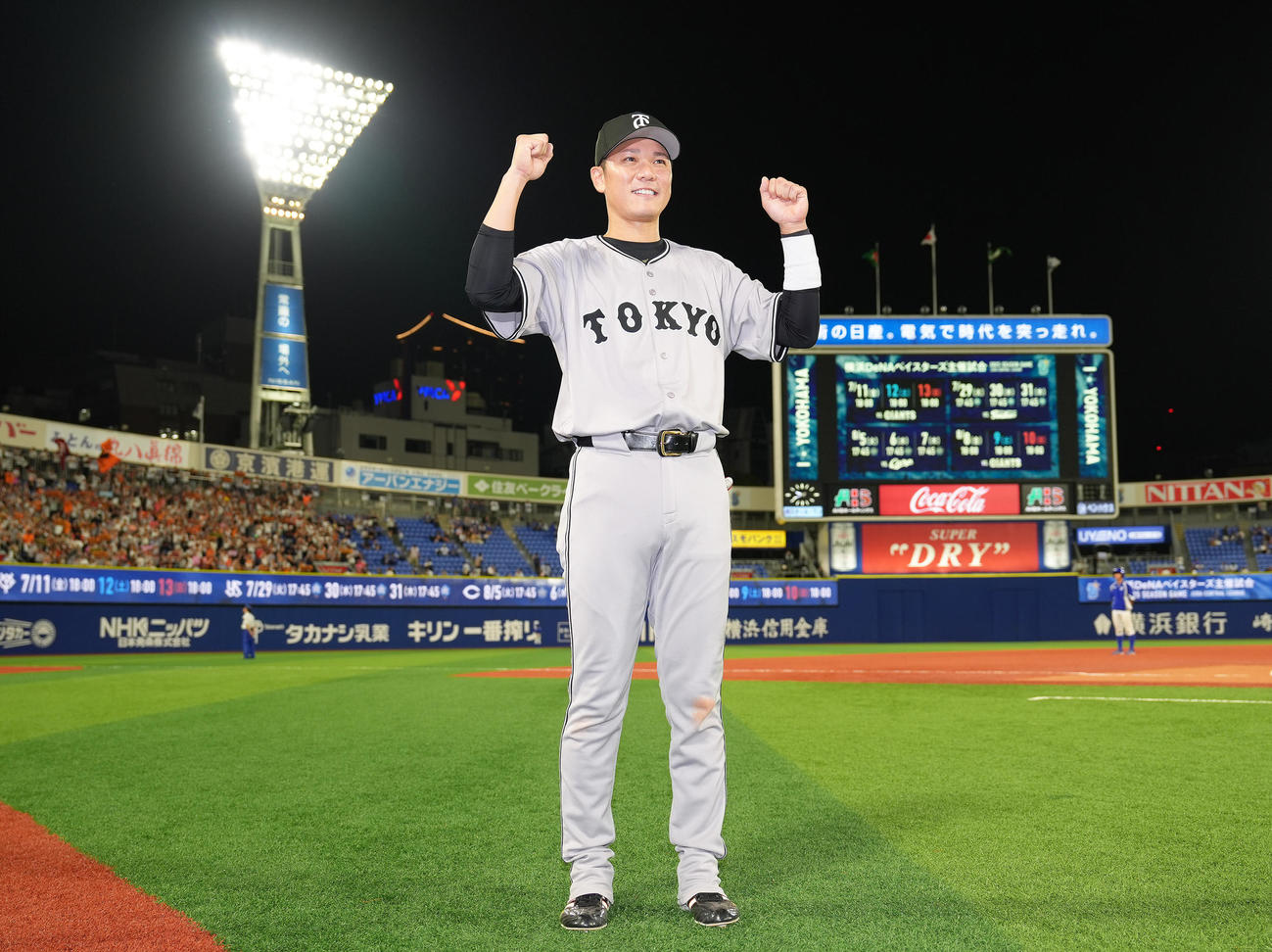 DeNA対巨人　DeNAに勝利し、笑顔でガッツポーズする巨人坂本（撮影・足立雅史）