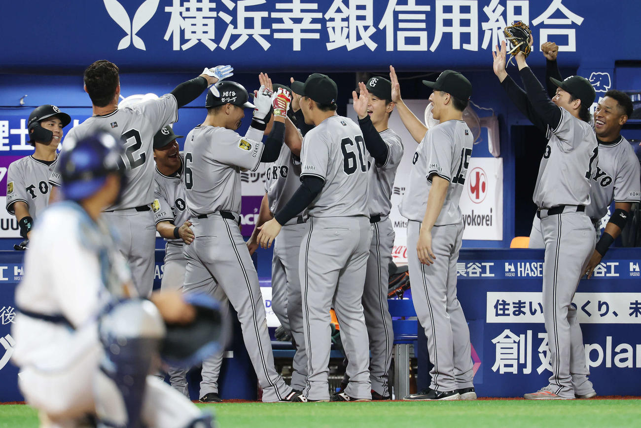DeNA対巨人　11回表巨人無死、左越えソロ本塁打を放った坂本はチームメートに祝福される（撮影・宮地輝）