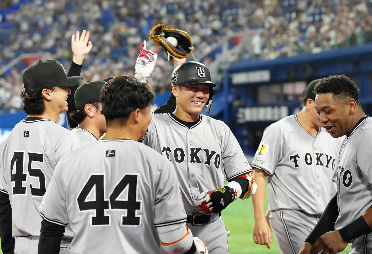 DeNA対巨人　11回表巨人無死、坂本（中央）は勝ち越し本塁打を放ち祝福に笑顔を見せる（撮影・足立雅史）