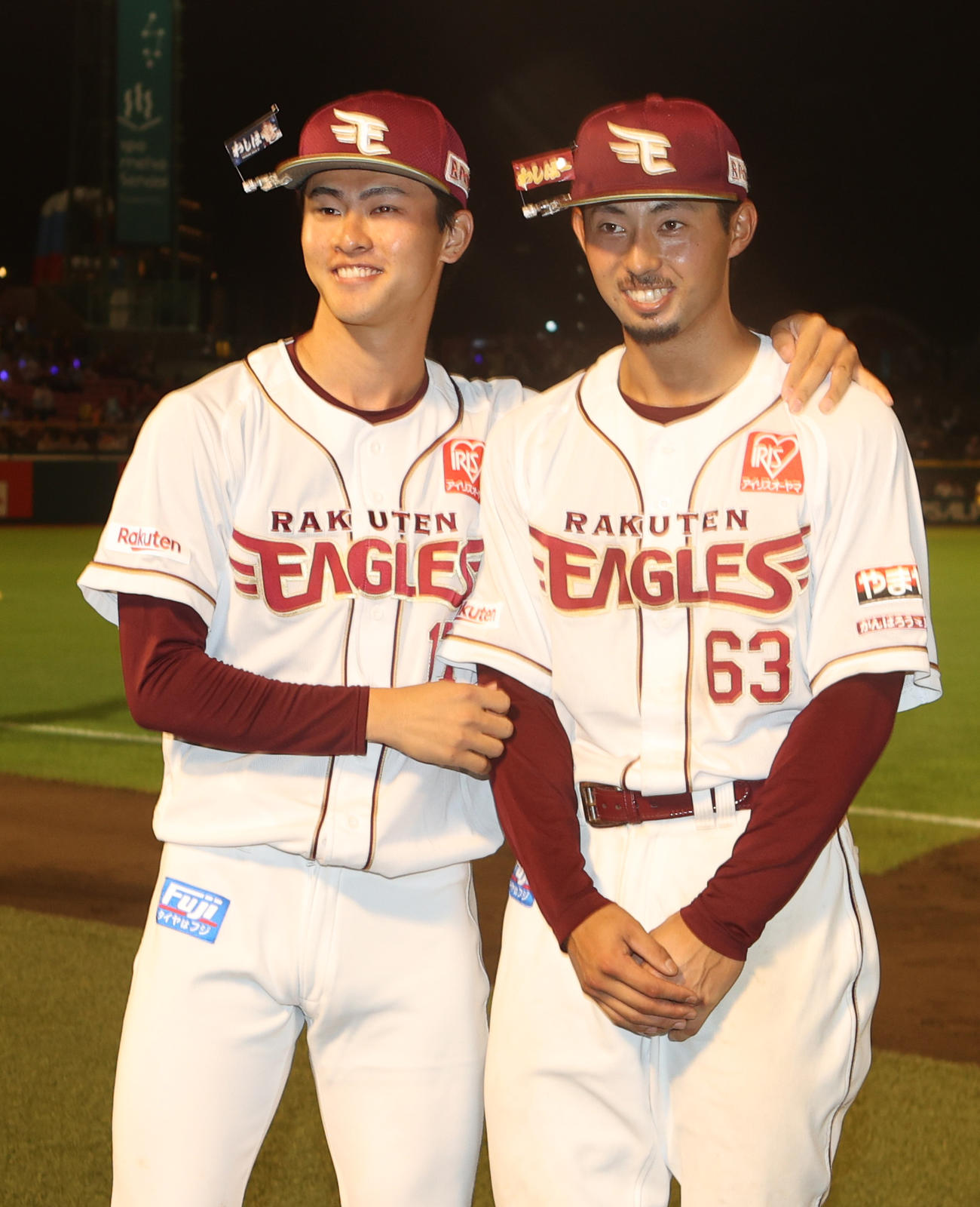 楽天対ソフトバンク　お立ち台で笑顔を見せる古謝（左）と入江（撮影・水谷安孝）