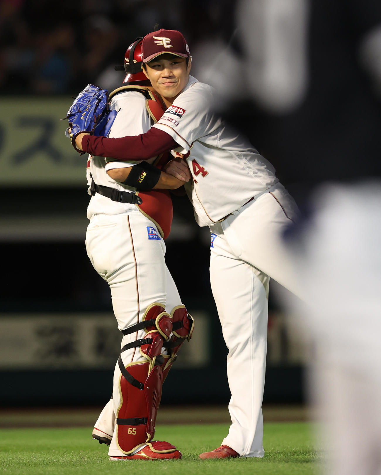 楽天対ソフトバンク　勝利が決まり堀内（左）と抱き合う則本（撮影・水谷安孝）