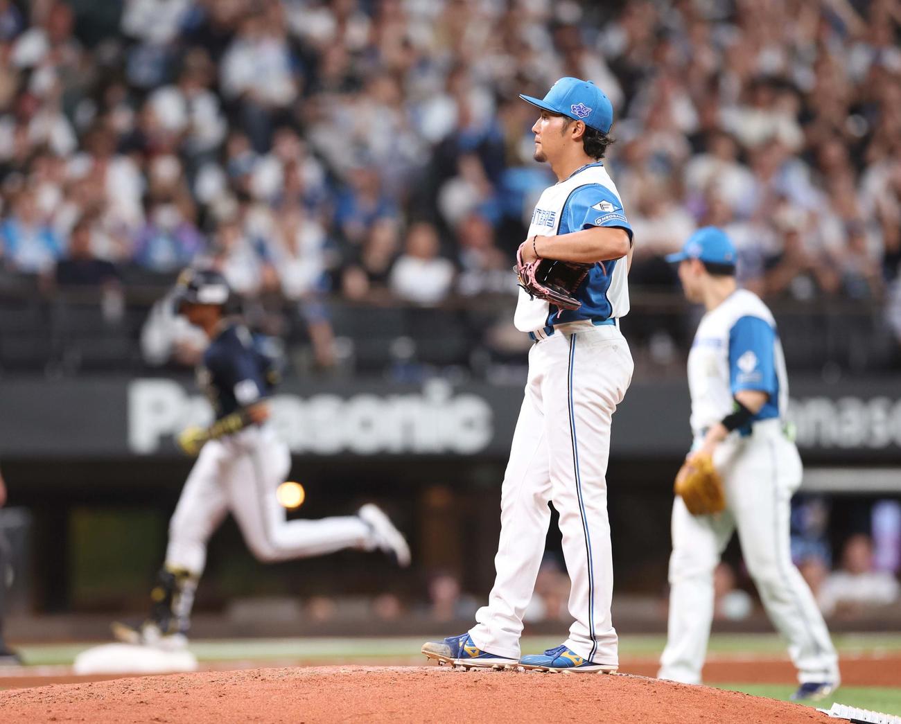 日本ハム対オリックス　6回表オリックス2死二、三塁、宗に右越え3点本塁打を浴びる伊藤（撮影・黒川智章）