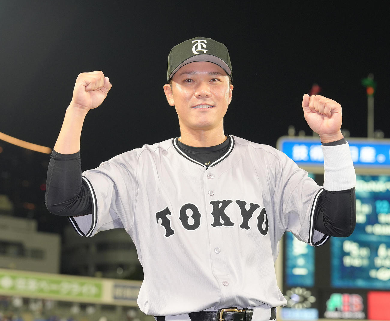 DeNA対巨人　DeNAに勝利し、笑顔でガッツポーズする巨人坂本（撮影・足立雅史）