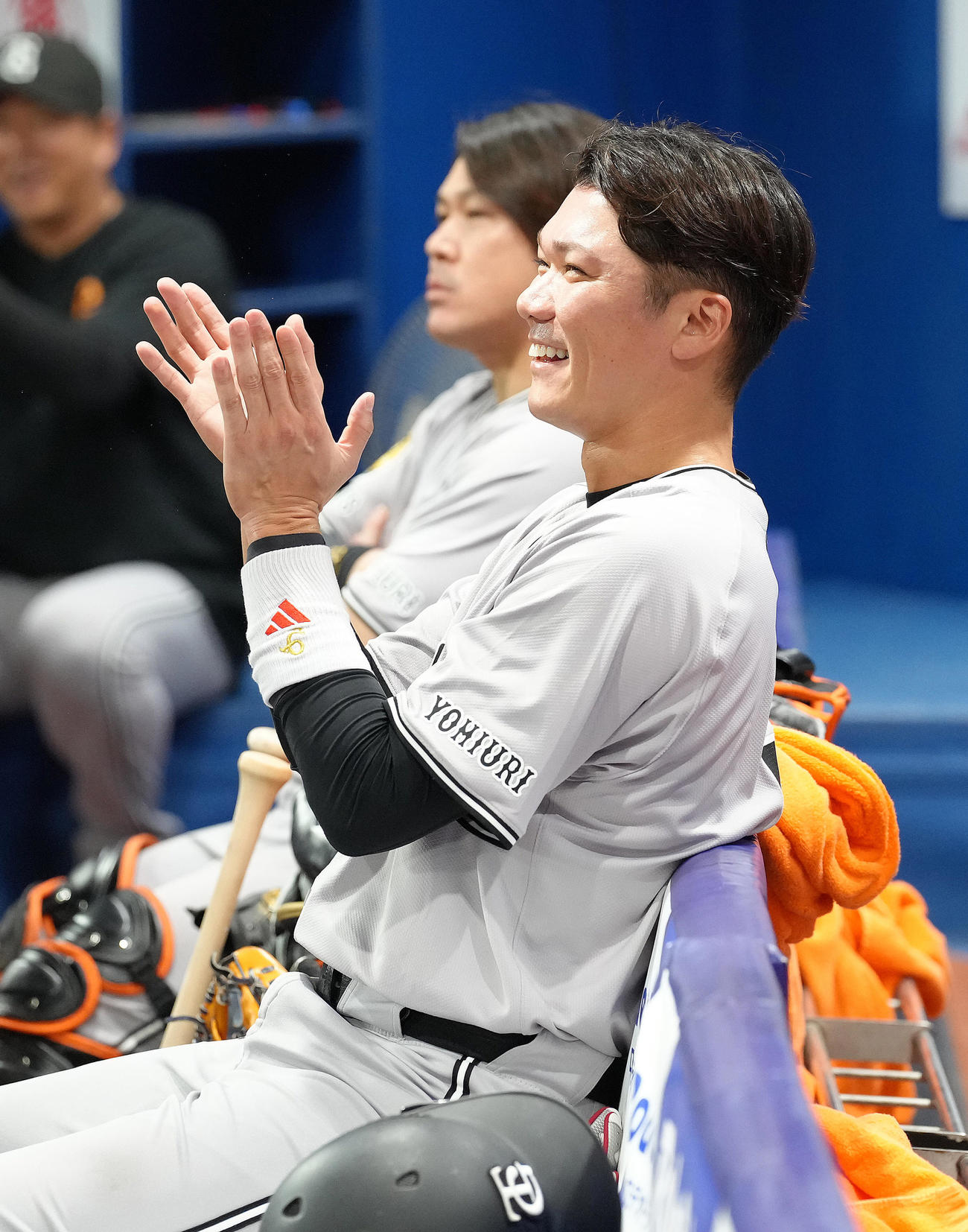 DeNA対巨人　11回表巨人無死、坂本は勝ち越し本塁打のリプレー検証の映像を確認し、あらためて喜ぶ（撮影・足立雅史）