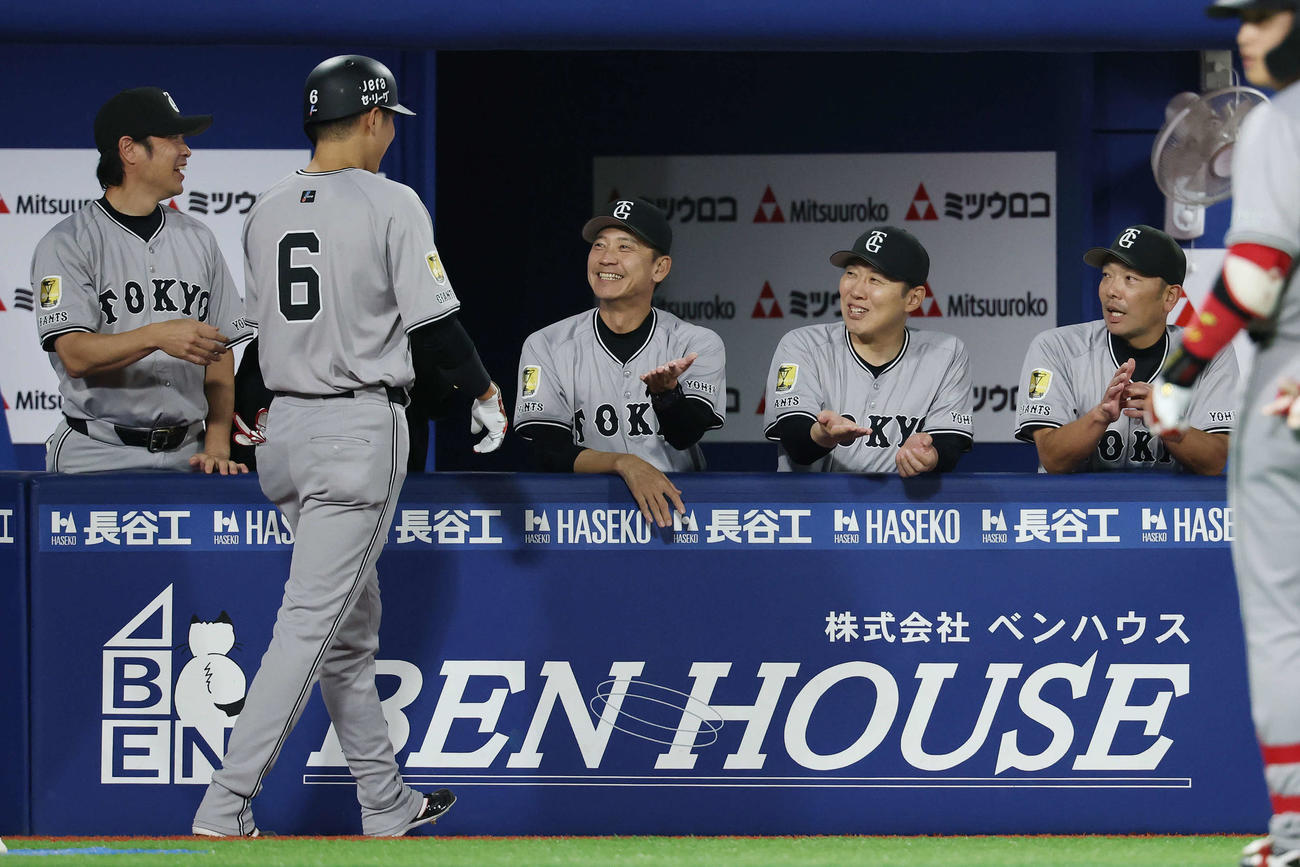 DeNA対巨人　11回表巨人無死、左越えソロ本塁打を放った坂本（手前）を迎える阿部監督（右端）ら（撮影・宮地輝）