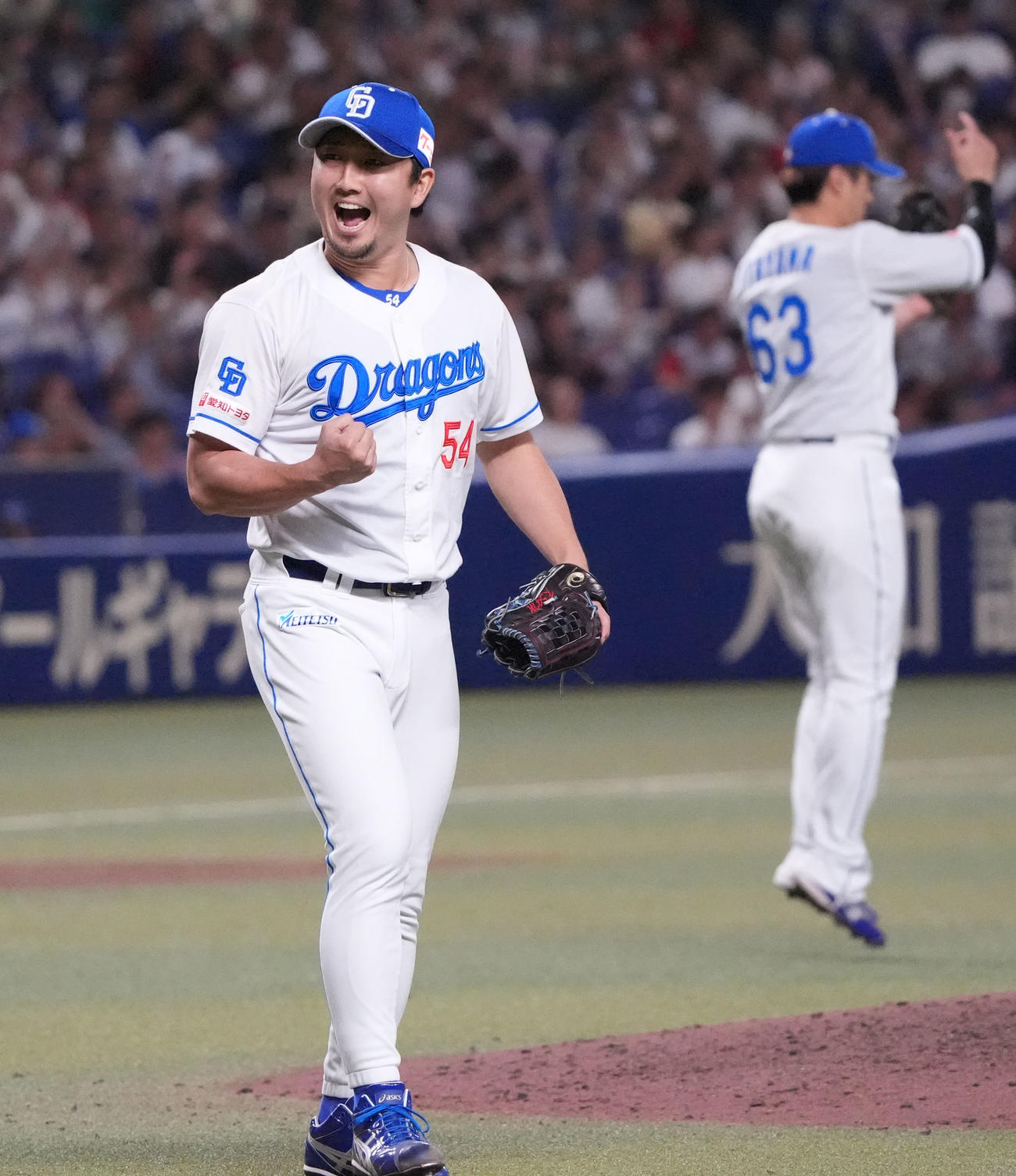 中日対広島　試合終了、リリーフしガッツポーズをする藤嶋（左）右は喜ぶ板山（撮影・森本幸一）