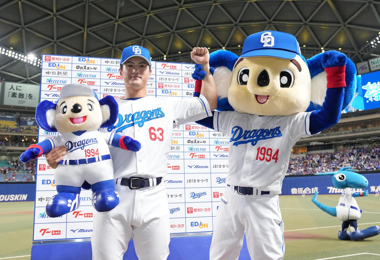 中日対広島　板山（左）はヒーローインタビューを終えドアラとポーズを決める（撮影・森本幸一）