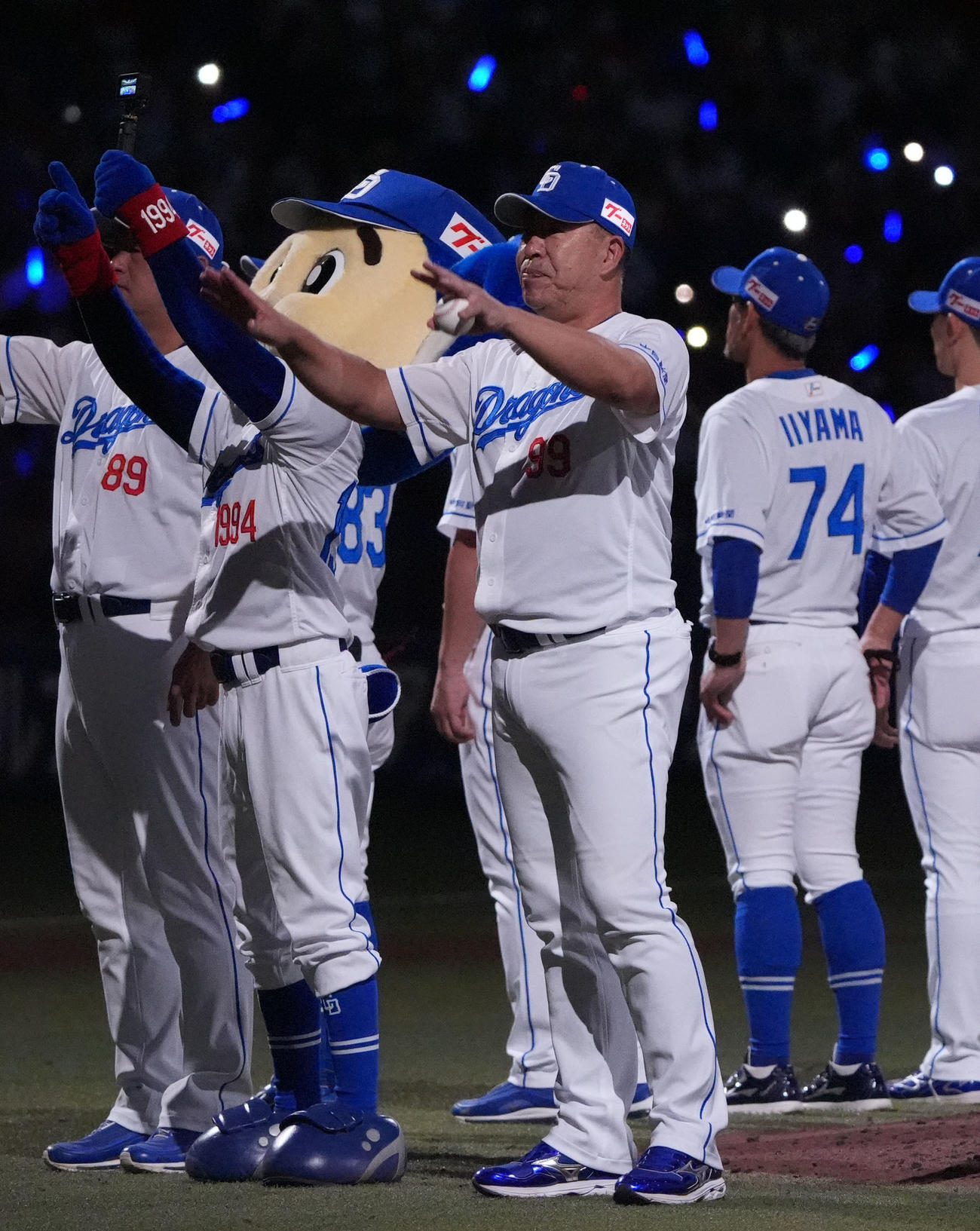 中日対広島　試合終了、井上監督（右から3人目）スタンドの観客に手を振る（撮影・森本幸一）