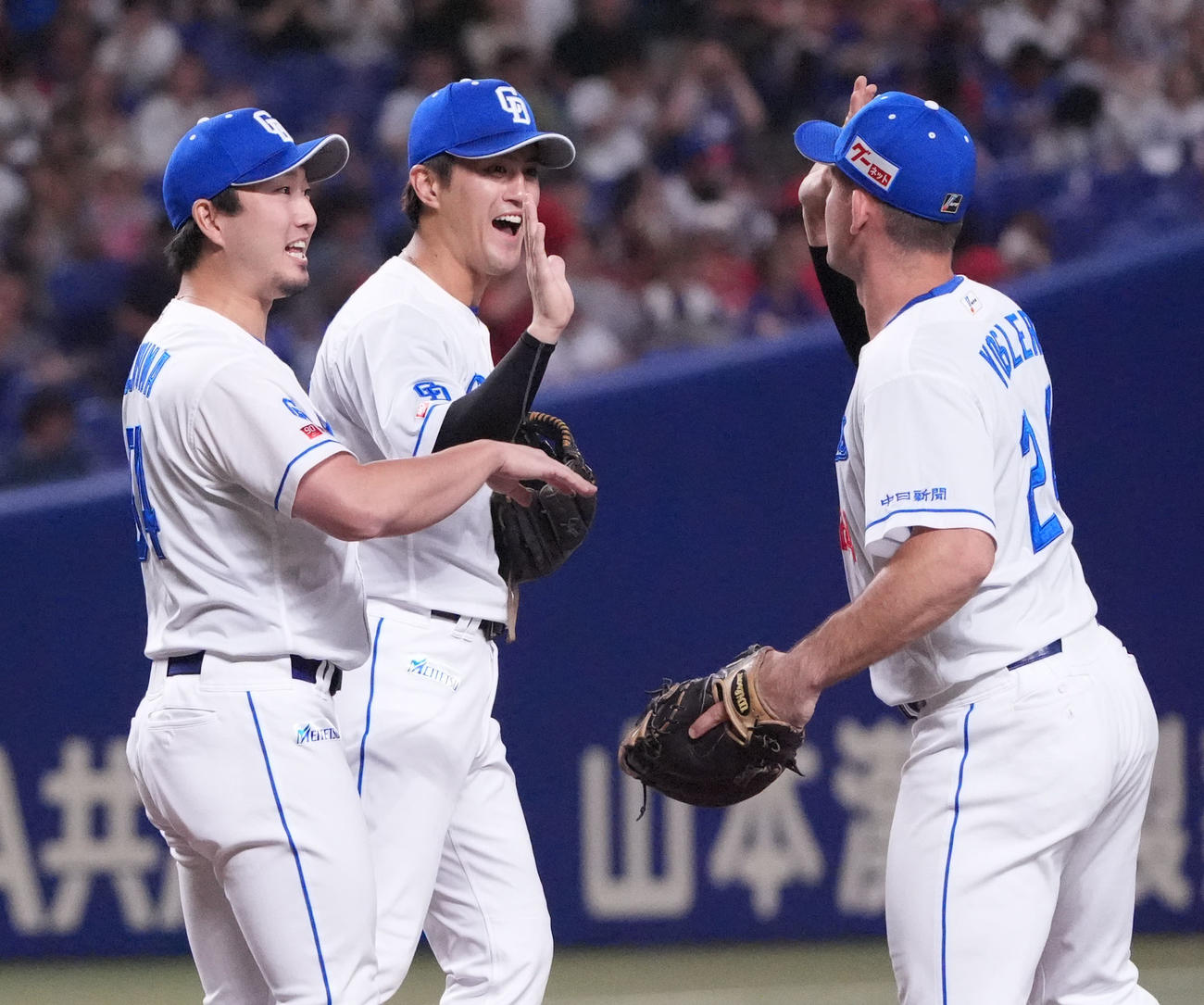 中日対広島　試合終了、勝利に喜ぶ左から藤嶋、板山、ボスラー（撮影・森本幸一）