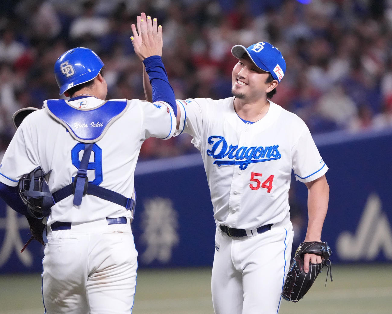 中日対広島　試合終了、石伊（左）とタッチを交わす藤嶋（撮影・森本幸一）