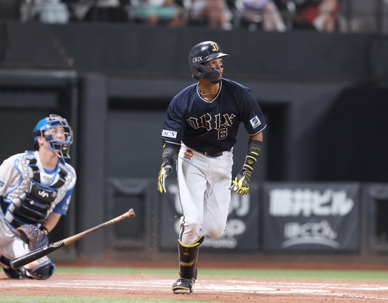 日本ハム対オリックス　6回表オリックス2死二、三塁、右越え3点本塁打を放つ宗（撮影・黒川智章）