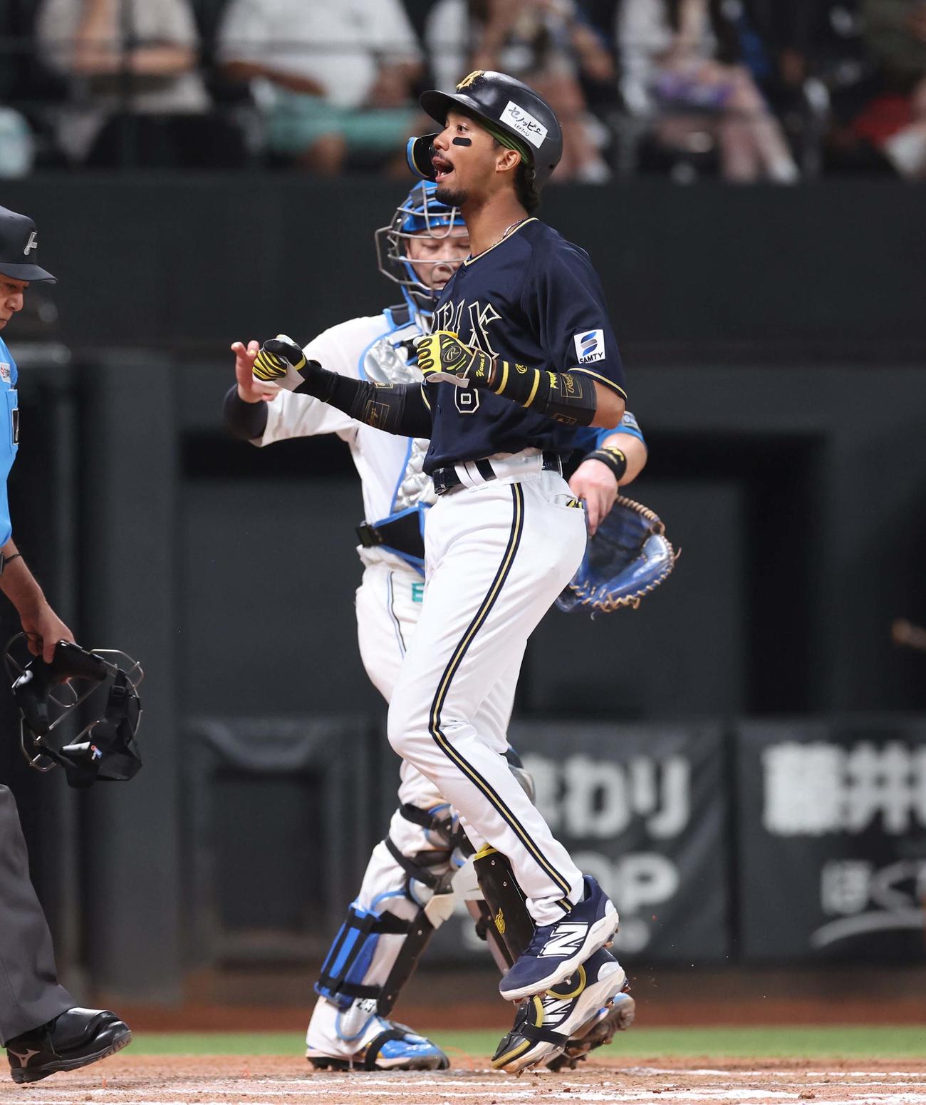 日本ハム対オリックス　6回表オリックス2死二、三塁、右越え3点本塁打を放ち叫んで生還する宗（撮影・黒川智章）
