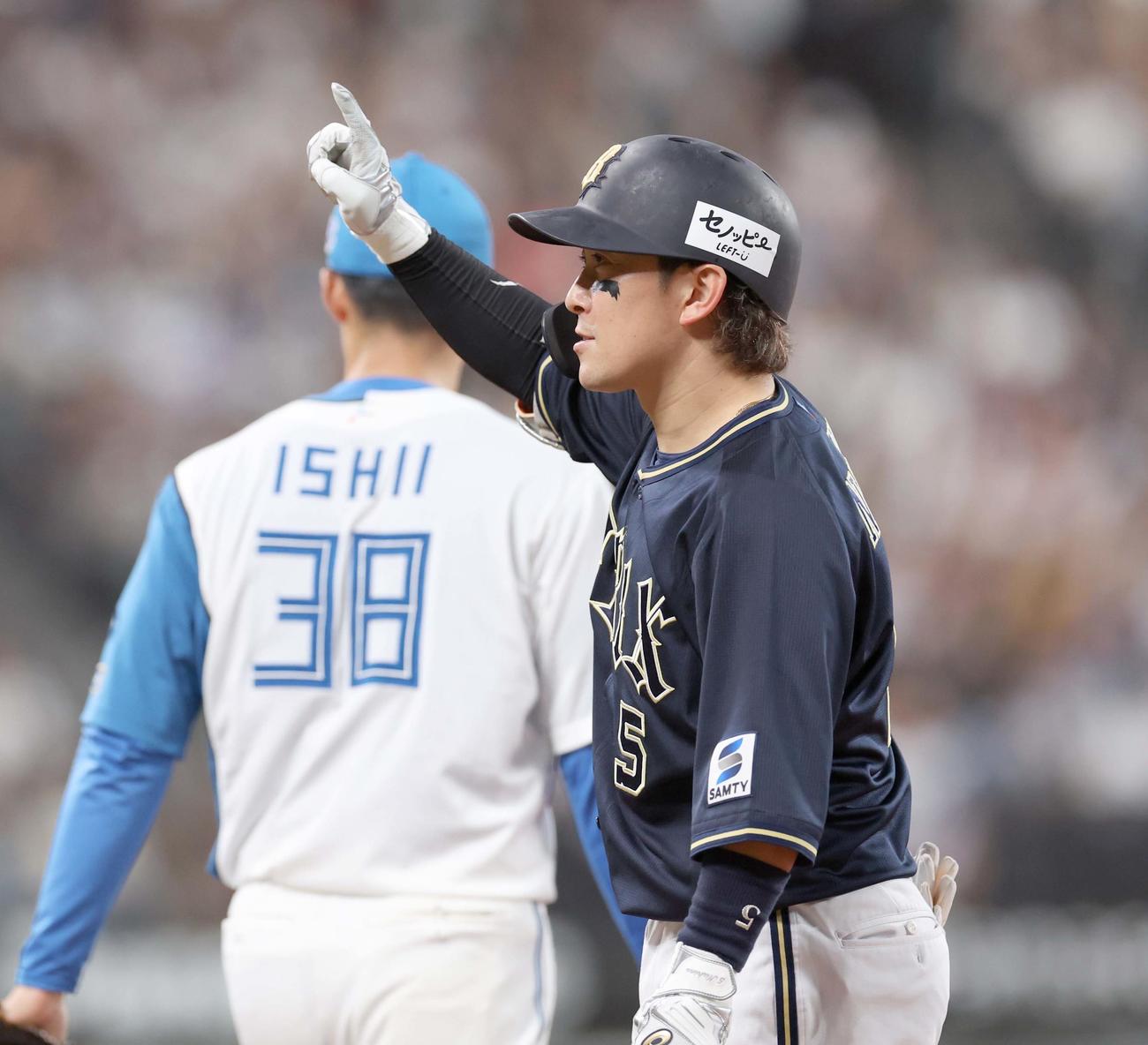 日本ハム対オリックス　3回表オリックス2死一、二塁、中前適時打を放ちポーズをとる西野（撮影・黒川智章）