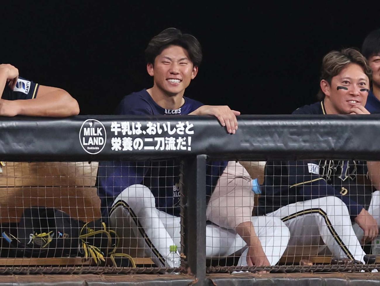 日本ハム対オリックス　8回で降板し笑顔で試合を見つめる曽谷（撮影・黒川智章）