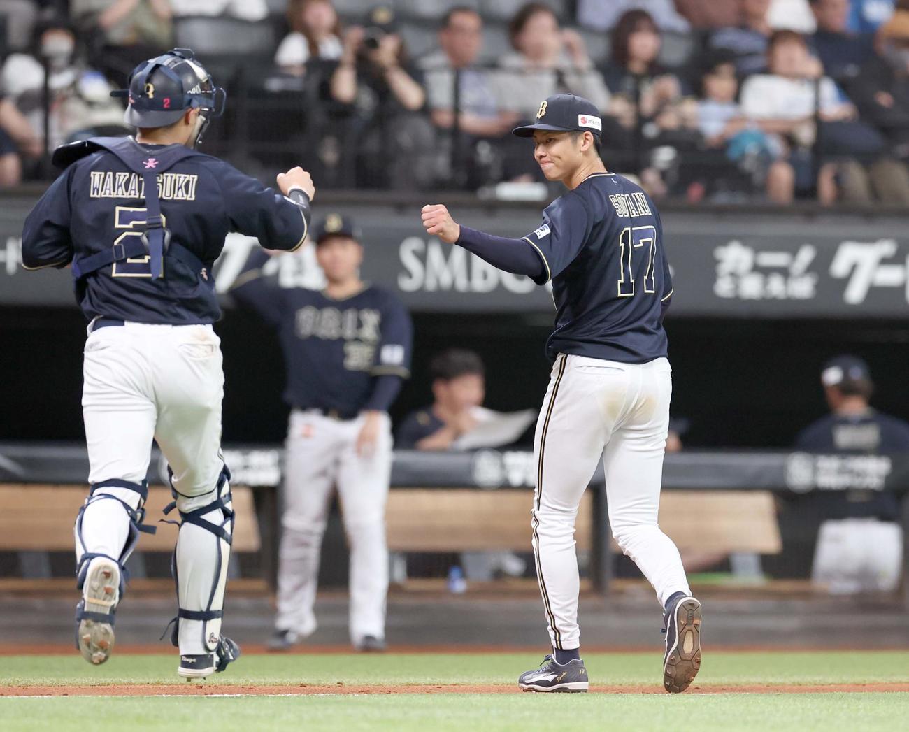 日本ハム対オリックス　6回裏、無失点に抑え若月（左）とグータッチする曽谷（撮影・黒川智章）