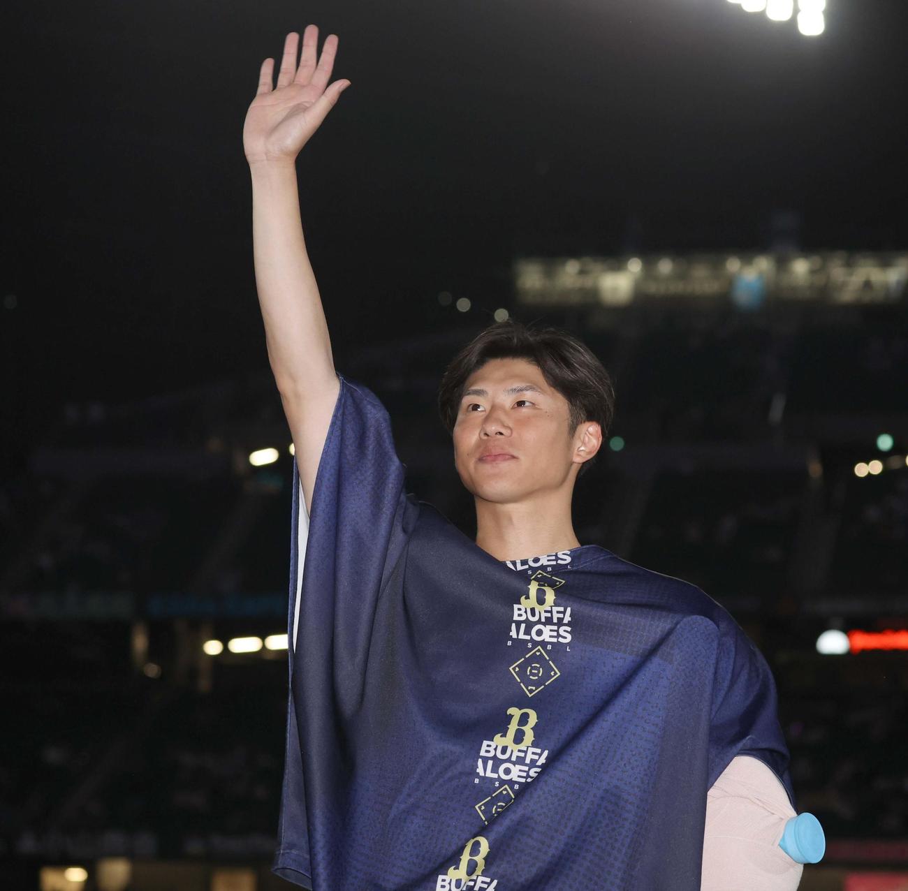 日本ハム対オリックス　試合後、スタンドに手を振る曽谷（撮影・黒川智章）