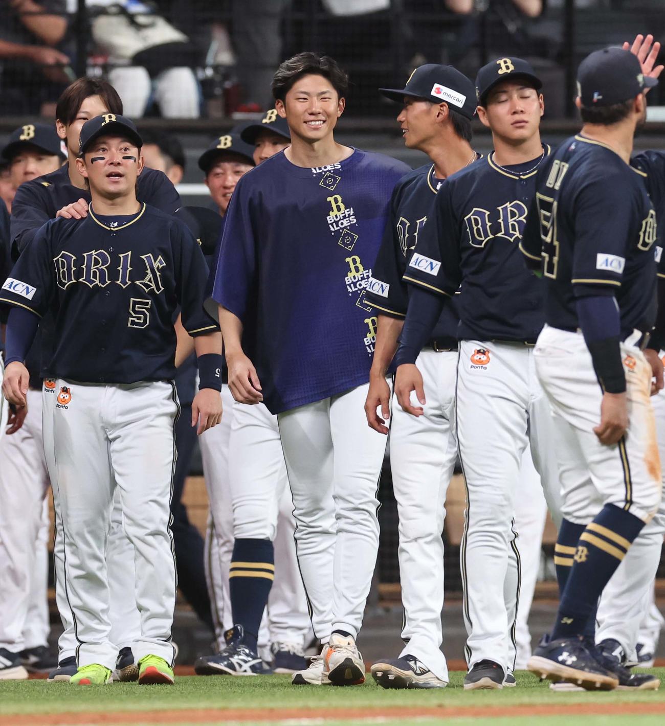 日本ハム対オリックス　試合後、笑顔でナインを出迎える曽谷（中央）（撮影・黒川智章）