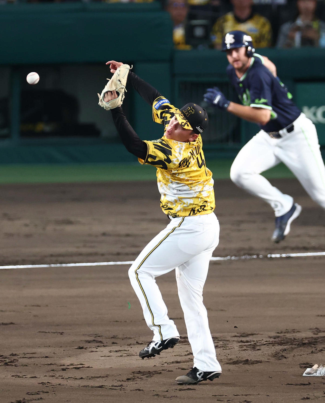 阪神対ヤクルト　2回表ヤクルト2死一、三塁、村上はランバートの打球にグラブをのばすも捕れず先制適時打を許す（撮影・上田博志）