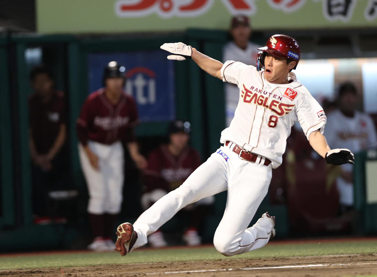 楽天対ソフトバンク　5回裏楽天2死二塁、村林一輝の適時打で生還する辰己（撮影・水谷安孝）