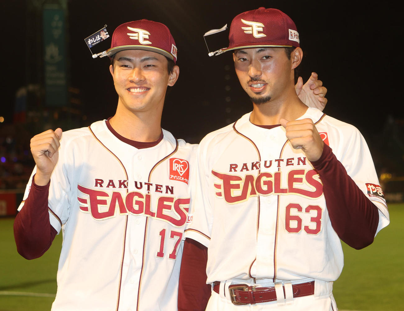 楽天対ソフトバンク　お立ち台で笑顔を見せる古謝（左）と入江（撮影・水谷安孝）