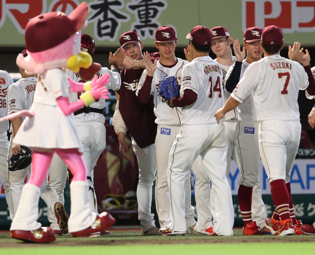楽天対ソフトバンク　勝利が決まり則本を出迎える古謝（中央）（撮影・水谷安孝）