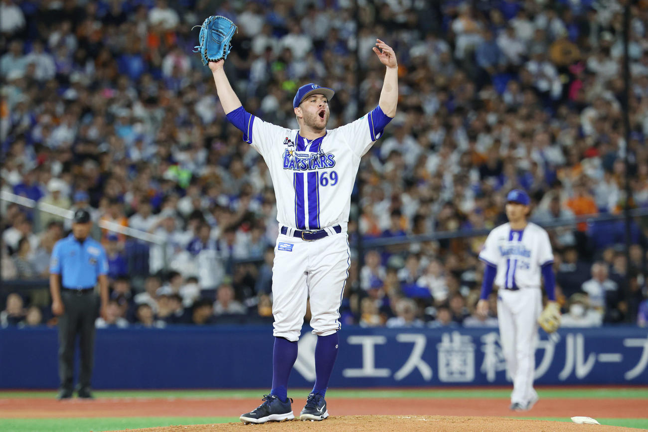 DeNA対巨人　6回表巨人1死、オコエのノースイング判定に不満を表すケイ（撮影・宮地輝）