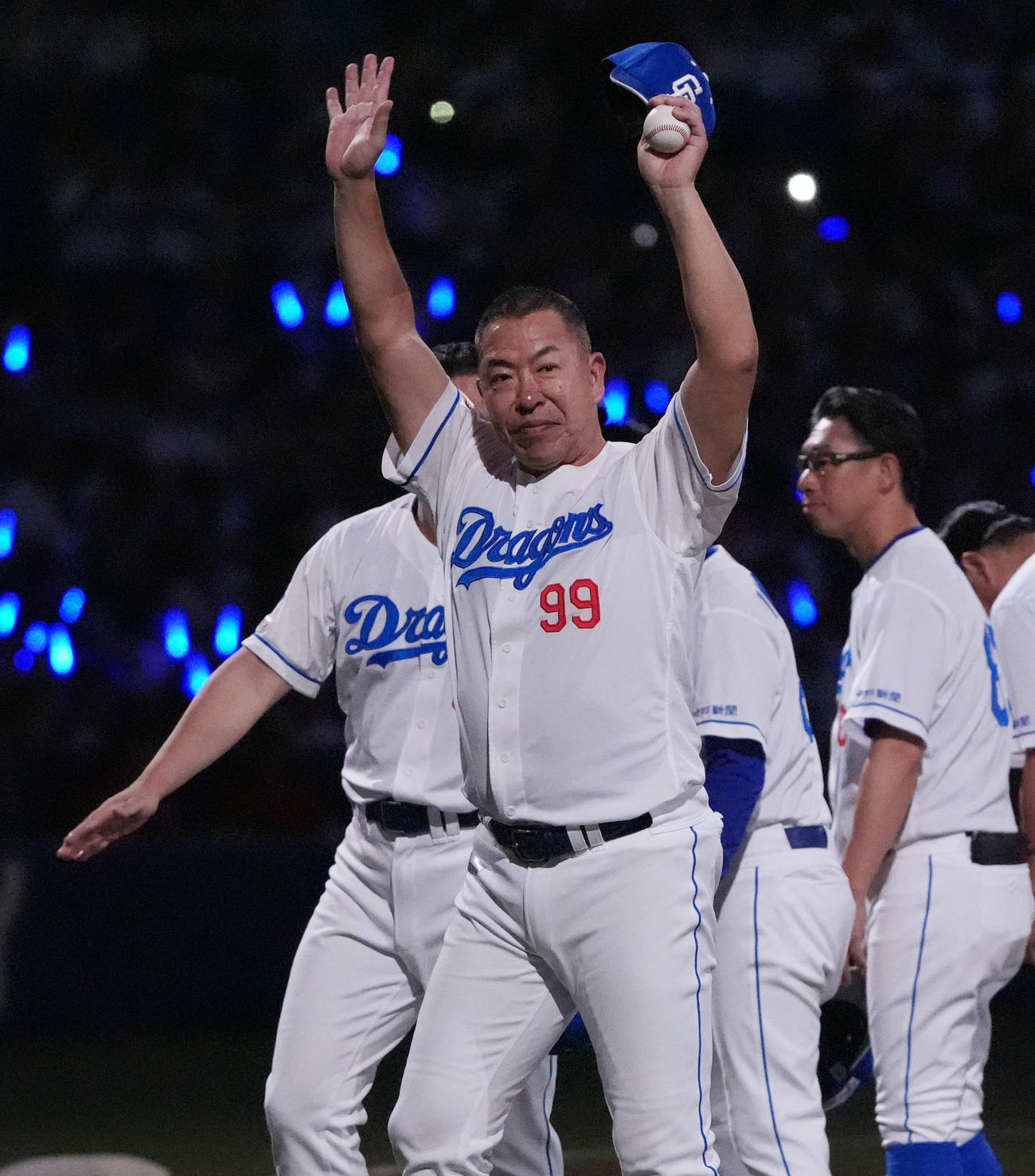 中日対広島　試合終了、井上監督（左から2人目）スタンドの観客に手を振る（撮影・森本幸一）