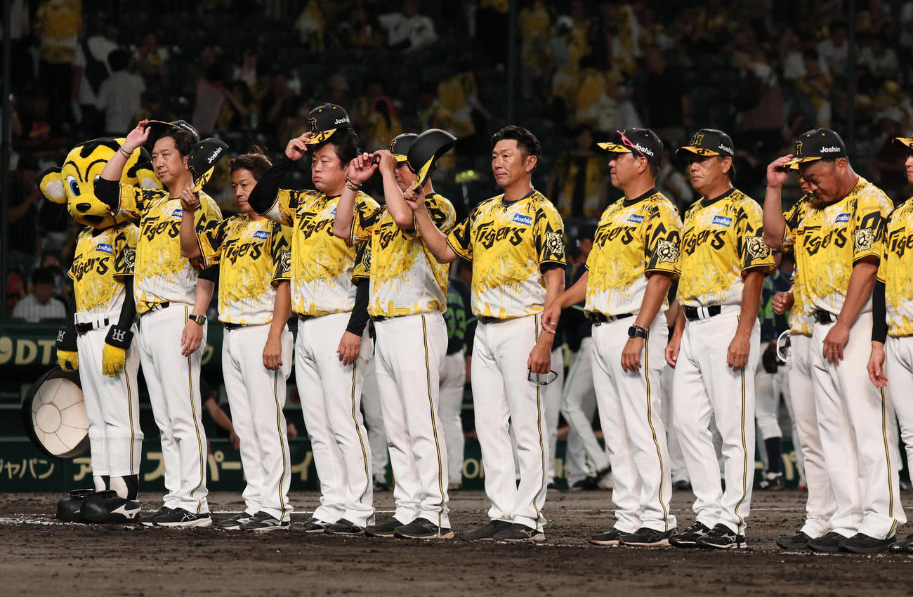 阪神対ヤクルト　ヤクルトに敗れ一礼する藤川監督（左）ら（撮影・宮崎幸一)＝