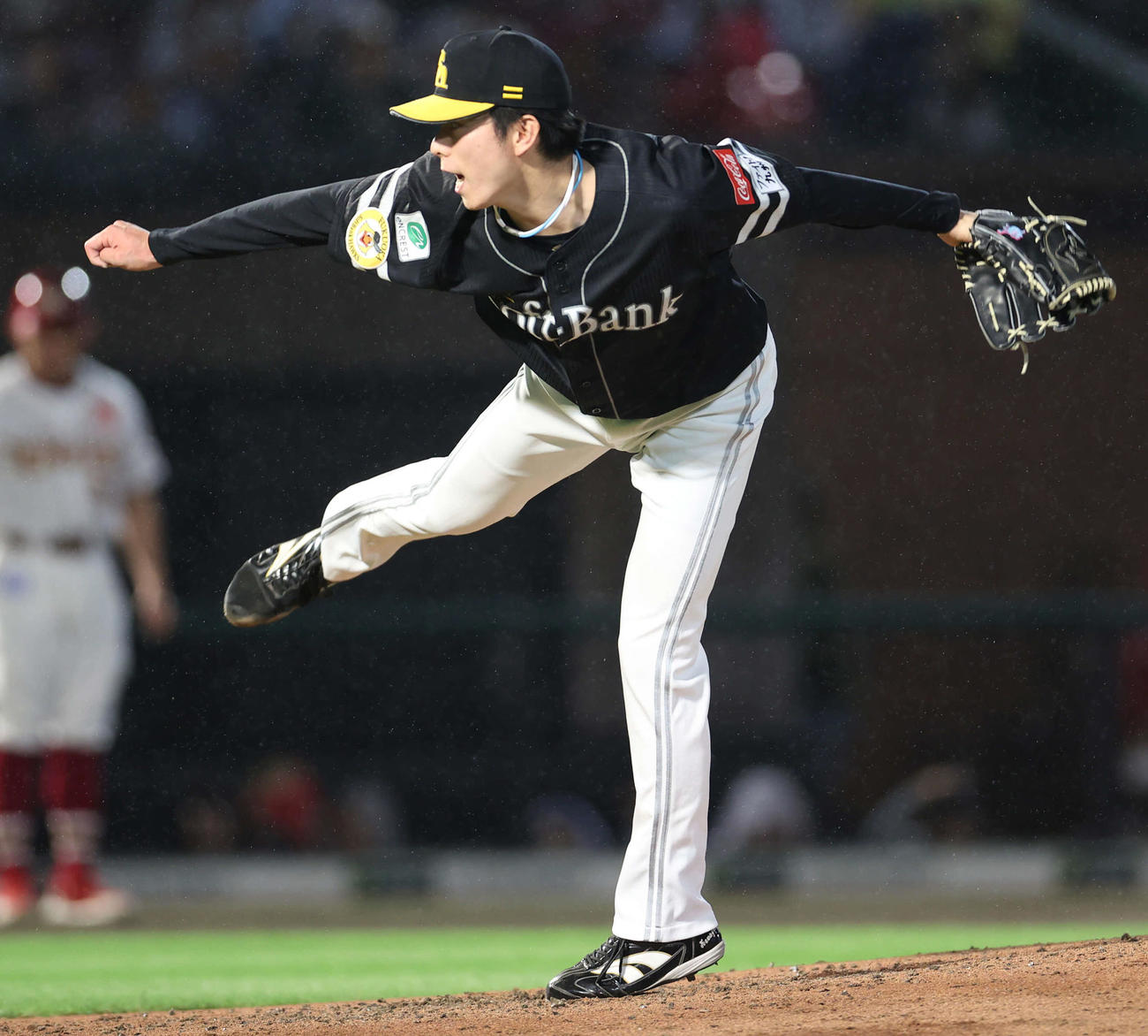 楽天対ソフトバンク　ソフトバンクの3番手として登板し2回を無失点に抑えた川口（撮影・水谷安孝）